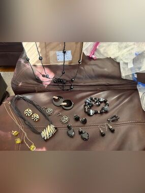 13 pieces  vintage jewelry -10 earrings, 3 necklaces …